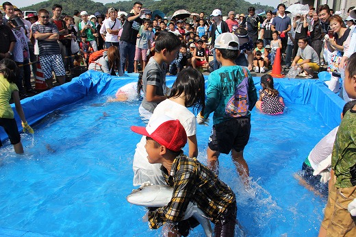 魚のつかみ取り大会 上天草市